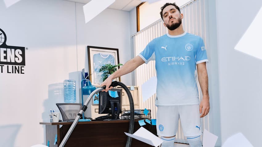 Manchester City anuncia camisa para a próxima temporada com Rayan Cherki.