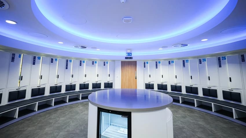 Vestiário do novo centro de treinamento do Manchester City para a equipe feminina.