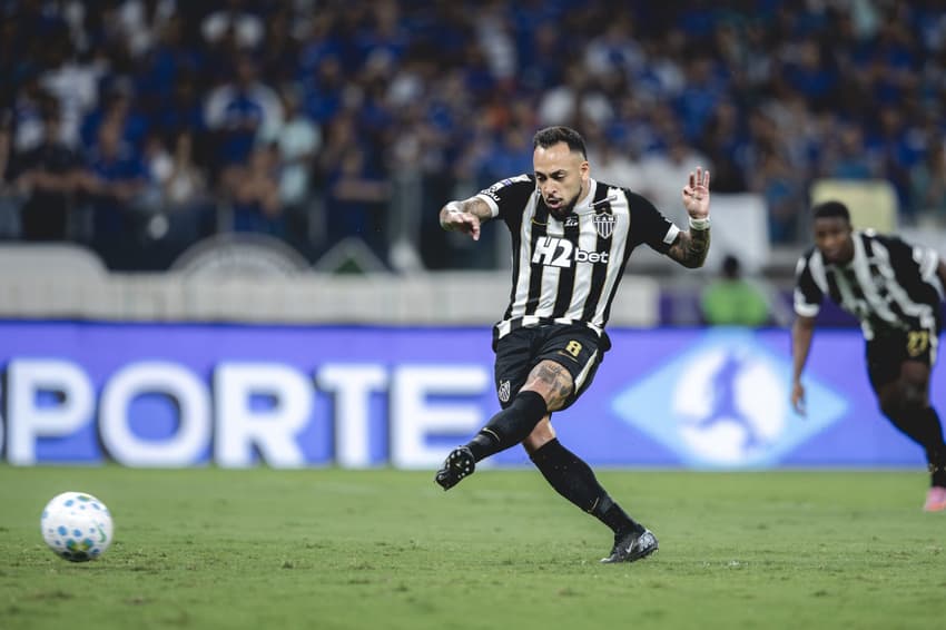 Maycon batendo pênalti contra o Cruzeiro (Foto: Pedro Souza / Atlético)
