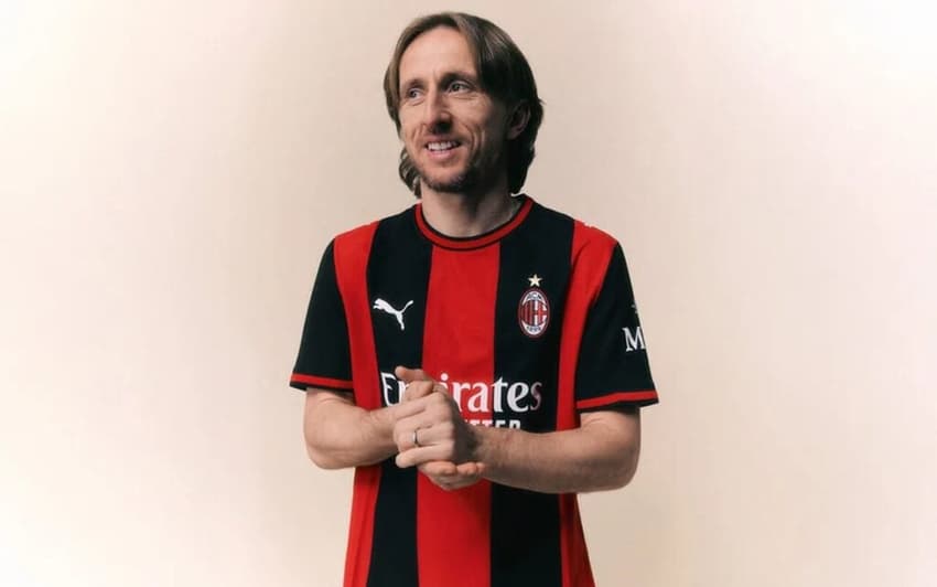 Luka Modrić com o novo uniforme do Milan