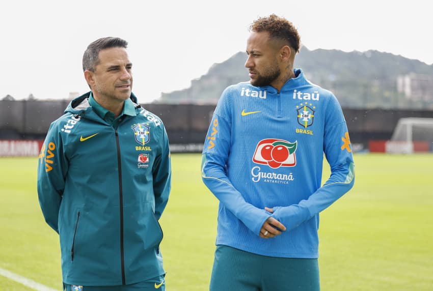 Neymar conversa com Rodrigo Caetano, diretor de Seleções da CBF (Foto: Rafael Ribeiro / CBF)