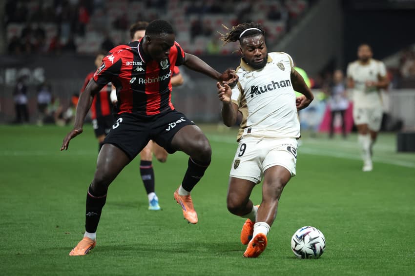 Antoine Mendy, do Nice, tenta desarmar Allan Saint-Maximin, do Lens, em jogo do Campeonato Francês (Foto: Valery Hache / AFP)