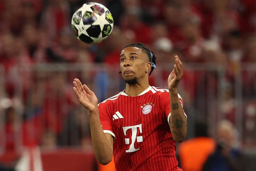 Olise em ação em Bayern x PSG, na semifinal da Champions League