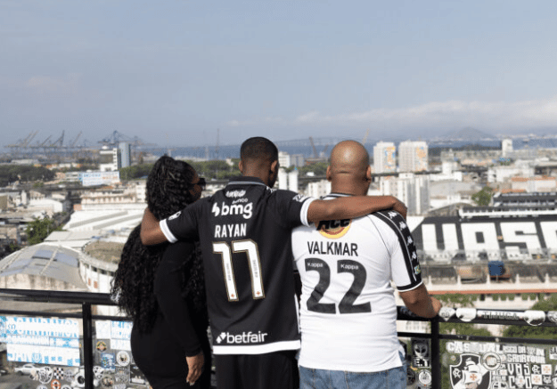 Rayan ao lado de Valkmar, seu pai, e Vanessa, sua mãe (Foto: Divulgação/Vasco)