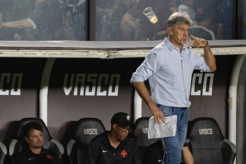 Renato Gaúcho é xingado e atingido por copos vindo das arquibancadas do Vasco