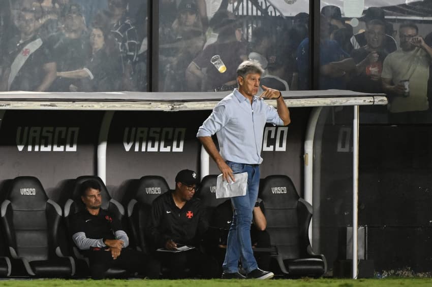 Renato Gaúcho é xingado e atingido por copos vindo das arquibancadas do Vasco (Foto: Alexandre Brum/Agencia Enquadrar/Folhapress)