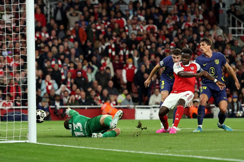 Saka abre o placar em Arsenal x Atlético de Madrid pela Champions League (Foto: Adrian Dennis / AFP)
