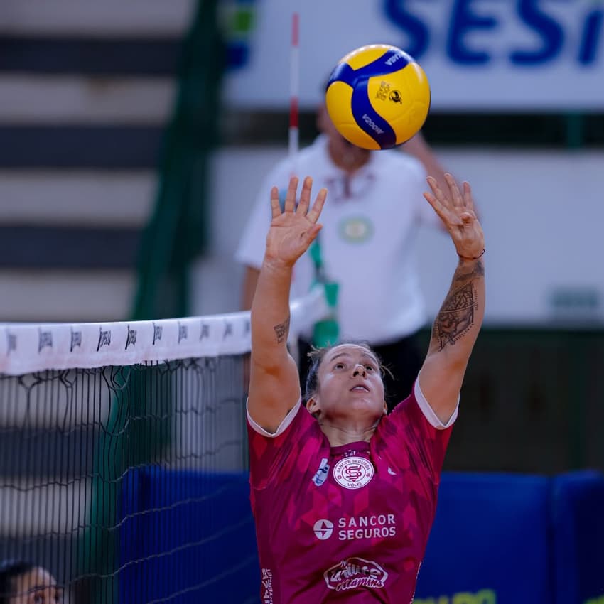 Bruninha em ação pelo Maringá na Superliga Feminina 2025/26 (Foto: Reprodução/ Instagram)