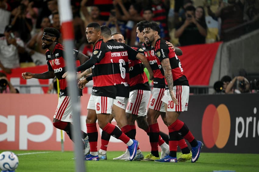 Time do Flamengo comemorando contra o Cusco (Foto: MAURO PIMENTEL / AFP)