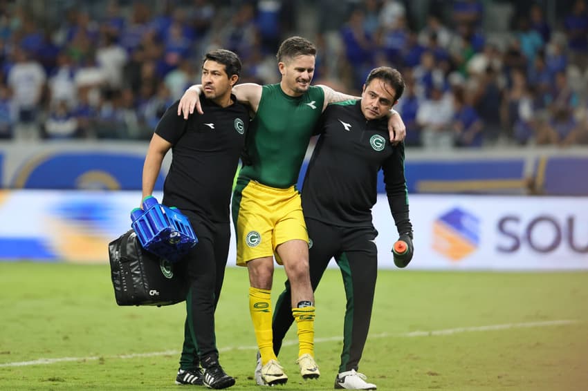 Tadeu, goleiro do Goias, se lesiona durante partida contra o Cruzeiro pela Copa Do Brasil 2026. (Foto: Gilson Lobo/AGIF/Folhapress)