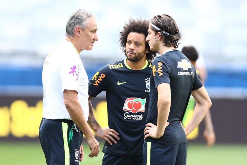 Tite conversa com Marcelo e Filipe Luís: fartura nas laterais em outras Copas (Foto: Lucas Figueiredo/CBF)