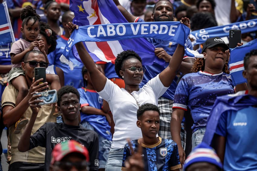 Torcedores de Cabo Verde apoiam a seleção antes da viagem para os Estados Unidos