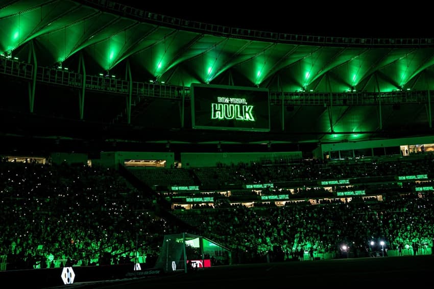 Torcida do Fluminense faz festa no Maracanã para apresentação de Hulk (Foto: Affonso Andrade / Agencia F8 / Folhapress)