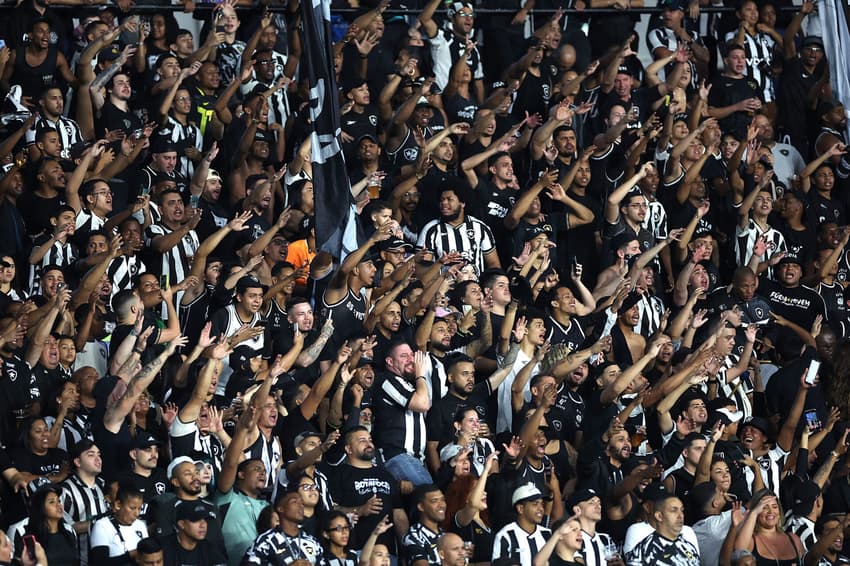 Torcida do Botafogo no Nilton Santos