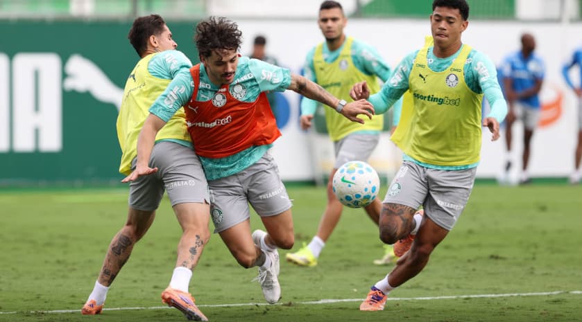 Os jogadores Khellven e Mauricio (D), da SE Palmeiras, durante treinamento, na Academia de Futebol. (Foto: Cesar Greco/Palmeiras/by Canon)