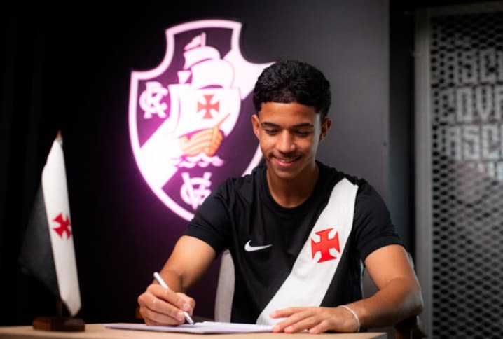 Andrey Fernandes assina renovação contratual com o Vasco (Foto: DivulgaçãoVasco)