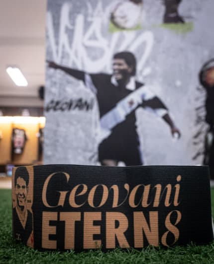Vestiário de São Januário e faixa de capitão exibem mensagem Geovani Eterno