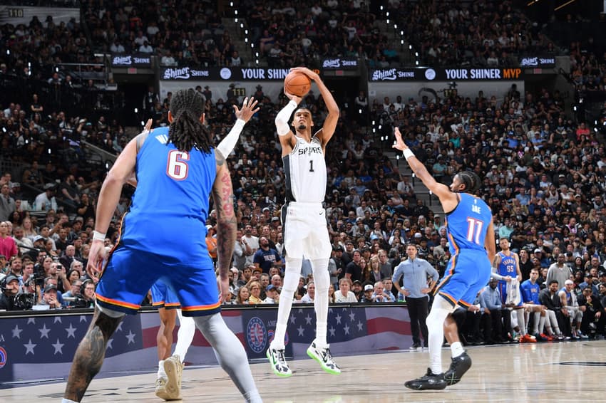 Victor Wembanyama em arremesso para três pontos no jogo 4 das finais da Conferência Oeste (Foto: Michael Gonzales/NBAE via Getty Images/AFP)