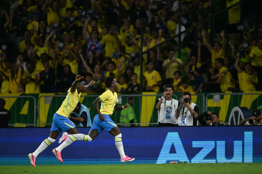 Vini Jr corre ao lado de Luiz Henrique para comemorar gol marcado pelo Brasil sobre o Panamá