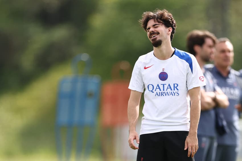 Vitinha sorri durante treino do PSG