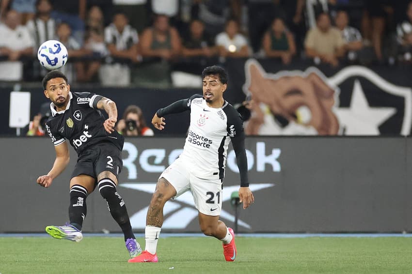 Vitinho e Matheus Bidu disputam bola durante Botafogo x Corinthians no Nilton Santos pelo Brasileião 2025