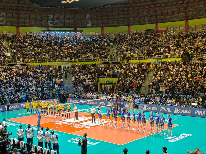 Jogadoras de Minas e Praia Clube perfiladas para o Hino Nacional (Foto: Beatriz Pinheiro/Lance!)