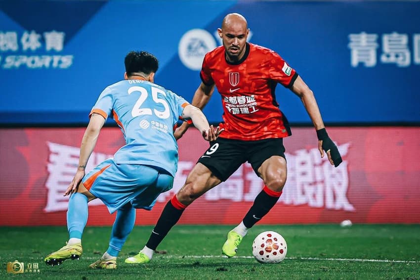 Felipe Silva em ação pelo Chengdu Rongcheng (Foto: Divulgação)
