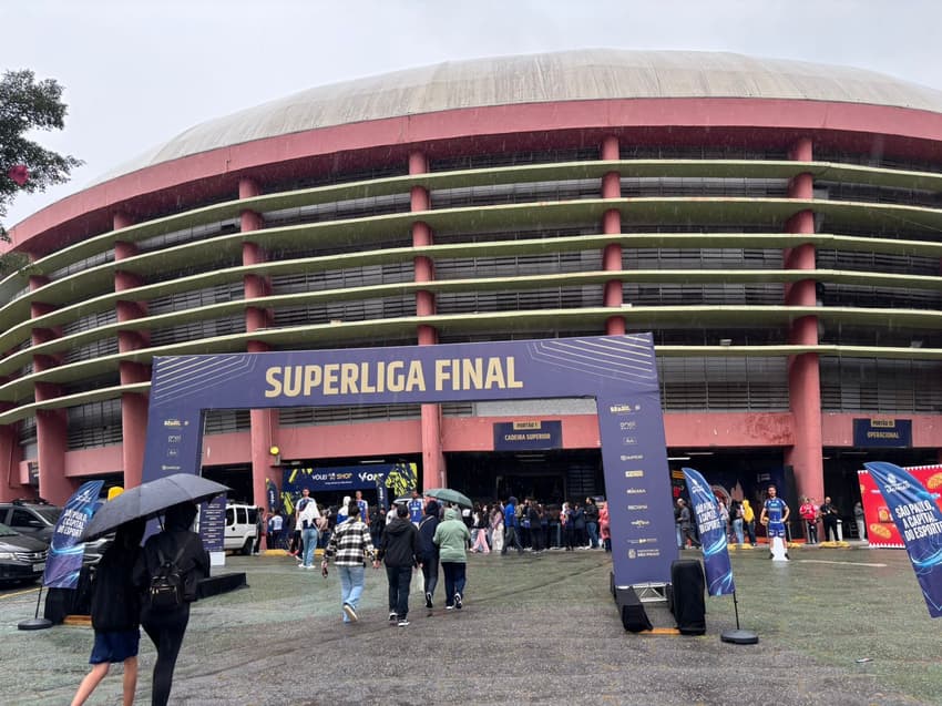 Público chega ao Ginásio do Ibirapuera para a final da Superliga Masculina (Foto: Beatriz Pinheiro/ Lance!)