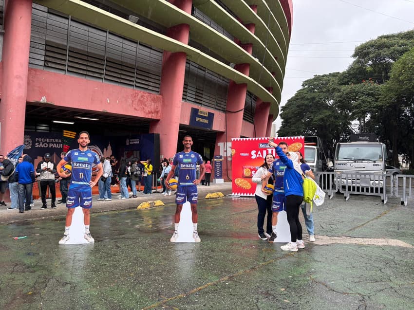 Torcedores tiram foto com Bruninho "de papelão" na entrada do Ginásio do Ibirapuera (Foto: Beatriz Pinheiro/ Lance!)