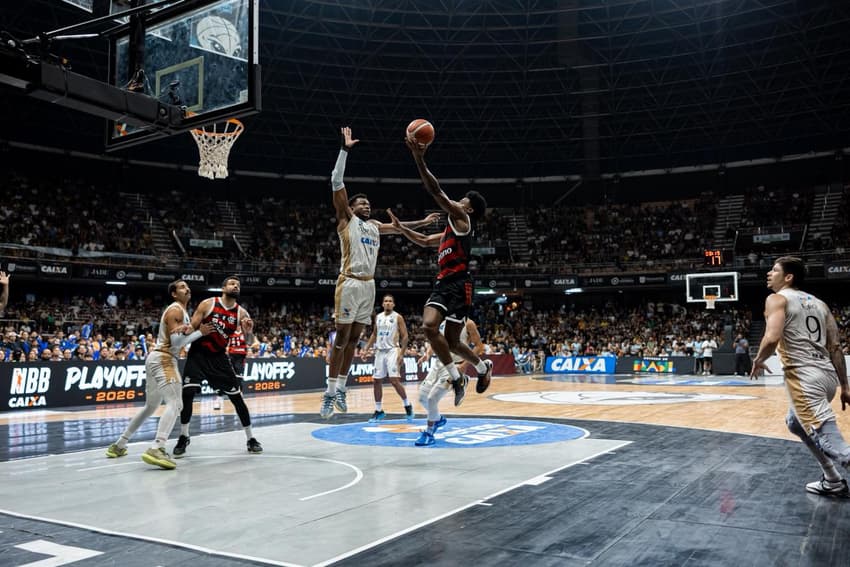 Gui Deodato em ação pelo Flamengo no jogo 5 das quartas de final do NBB contra o Brasília (Foto: Matheus Maranhão / CAIXA Brasília)