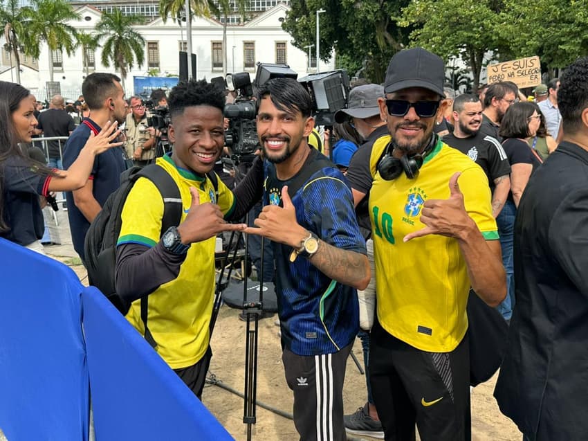 Sósias de Vini Jr., Paquetá e Neymar na espera pela convocação de Ancelotti (Foto: Lucas Bayer/ Lance!)