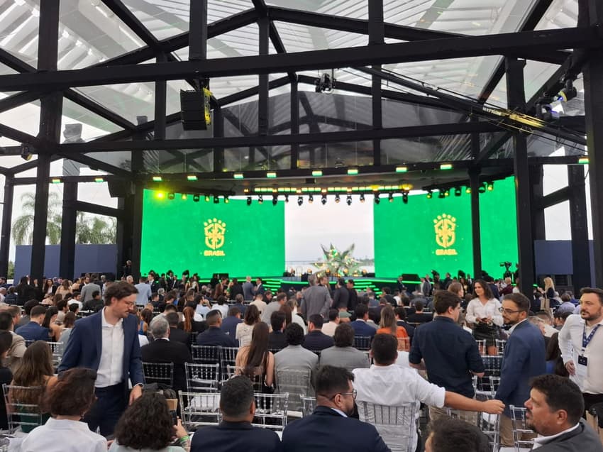 Palco onde Ancelotti anunciou a convocação da Seleção Brasileira para a Copa do Mundo (Foto: Marcio Dolzan / Lance!)