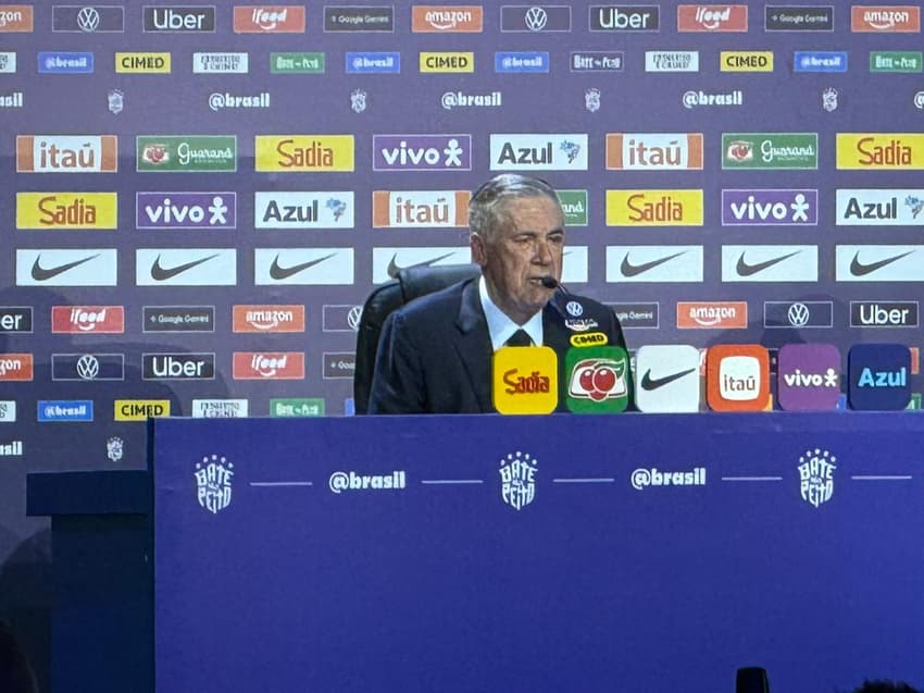 Ancelotti sentado na mesa da convocação