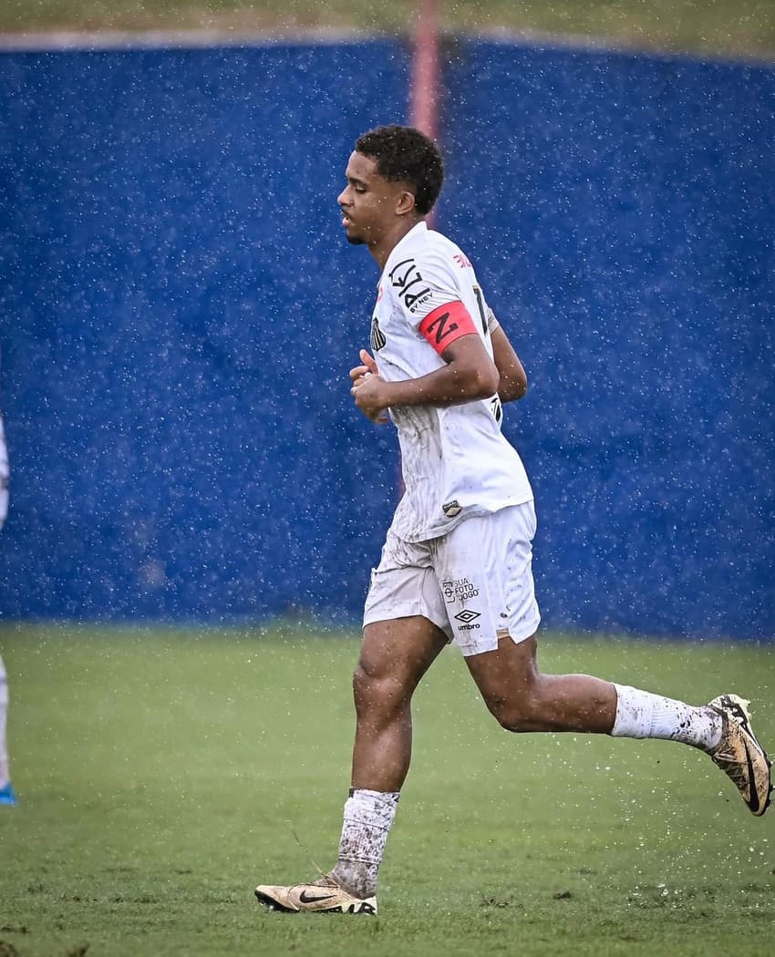 João Alencar atuando pelo Sub-20 do Santos. (Foto: Divulgação/ Santos FC)