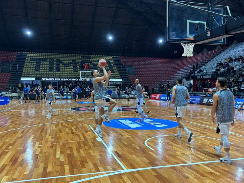 Corinthians e Pinheiros aquecem antes de duelo válido pela semifinal do NBB 