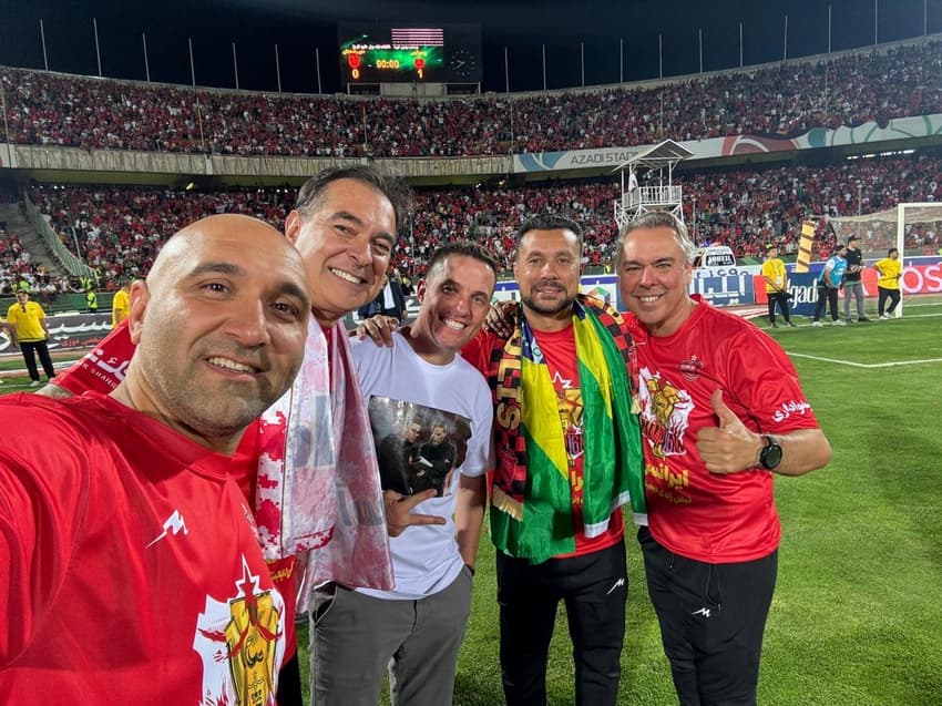 Osmar Loss e comissão técnica no Estádio Azadi após título do Persepolis, do Irã, na temporada 2023/34 (Arquivo pessoal)