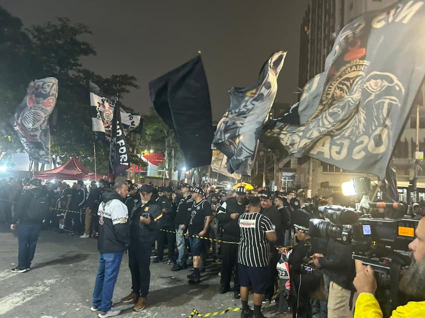 Torcida do Corinthians protesta em frente ao Parque São Jorge (Foto: Guilherme Lesnok/LANCE!)