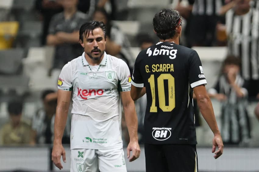 Willian Bigode e Scarpa em encontro durante Atlético-MG e América-MG