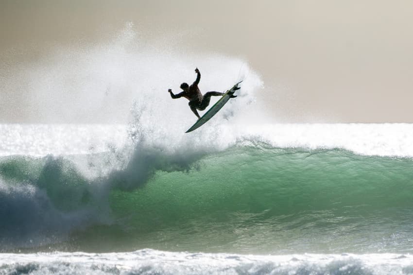 Yago Dora dá aéreo em nota 10 na etapa de Raglan, Nova Zelândia (Foto: Oscar Hetherington/World Surf League)