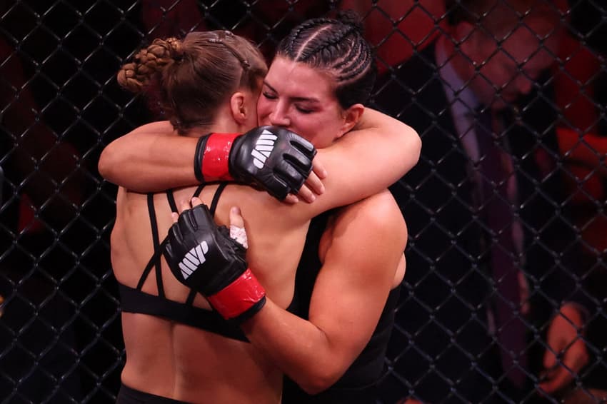 Ronda Rousey e Gina Carano se abraçam após luta