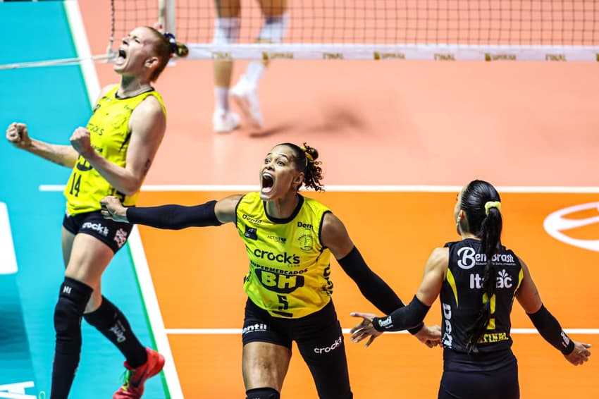 Jogadoras do Praia Clube comemoram ponto na final da Superliga Feminina de Vôlei