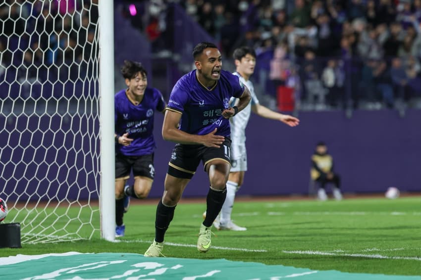 Airton em ação pelo Anyang (Foto: Divulgação/Anyang)