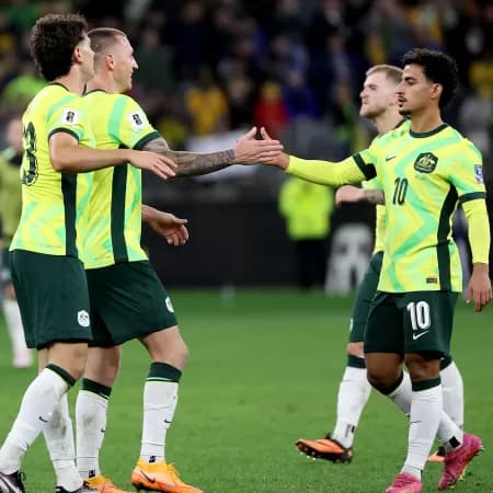 Jogadores da Austrália em jogo contra o Japão (Foto: Colin Morty/AFP)