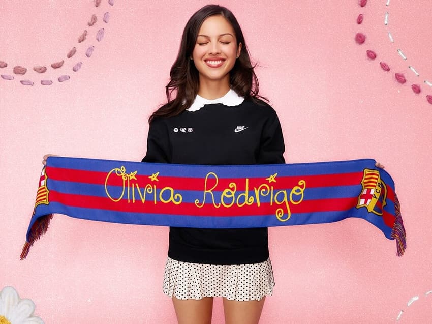 A marca da cantora Olivia Rodrigo estará estampada na camisa do Barcelona no El Clásico (Foto: Reprodução)