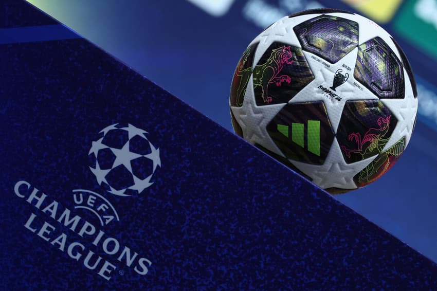 bola da partida da final da Champions League 2025/2026 entre PSG e Arsenal