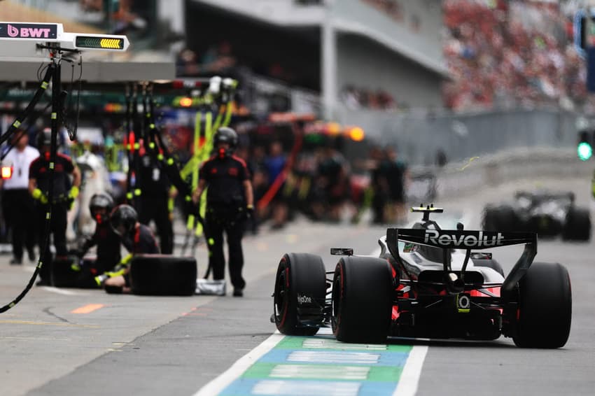 Gabriel Bortoleto vai aos boxes da Audi no GP do Canadá pela F1 2026 (Foto: Mark Thompson/Getty Images/AFP)