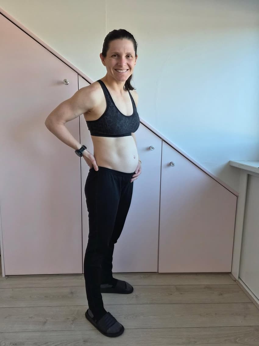 A esquiadora Bruna Moura exibe a barriga da primeira gravidez