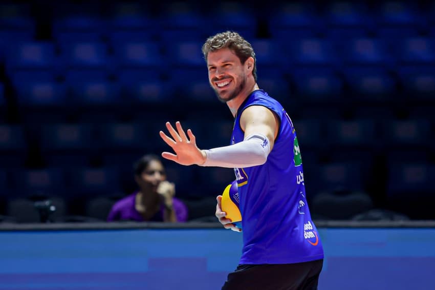 O levantador Bruno, do Campinas, treina antes da final da Superliga Masculina de Vôlei