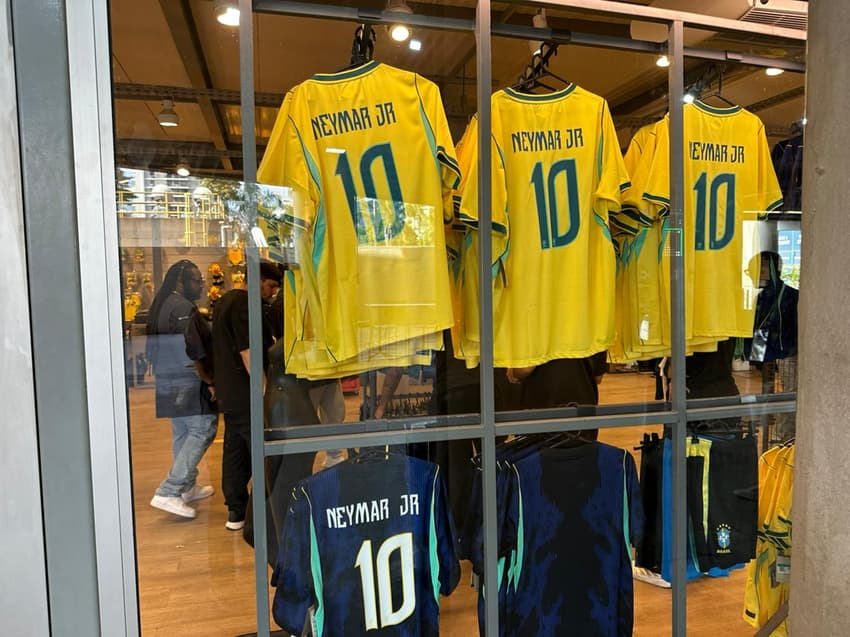 Camisas de Neymar em loja no Maracanã (Foto: Lucas Bayer/Lance!)