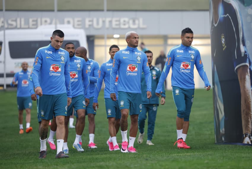 Casemiro (à dir) é uma das principais lideranças da Seleção Brasileira